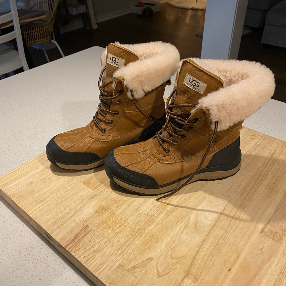 UGG Adirondack, worn twice, size 10 and very nice.